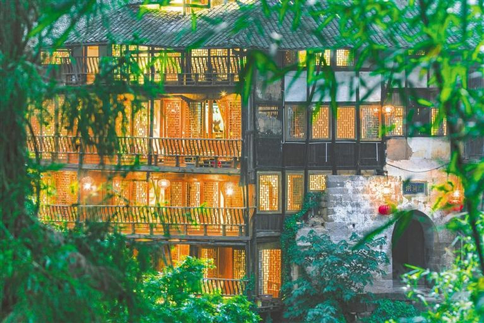     赤水河畔的吊脚楼民宿。（受访者供图）