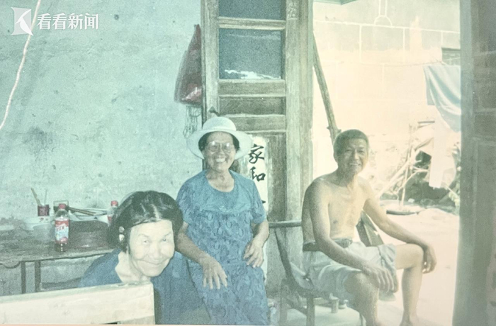 王计兵的父母（左一、右一）和丈母娘（中）