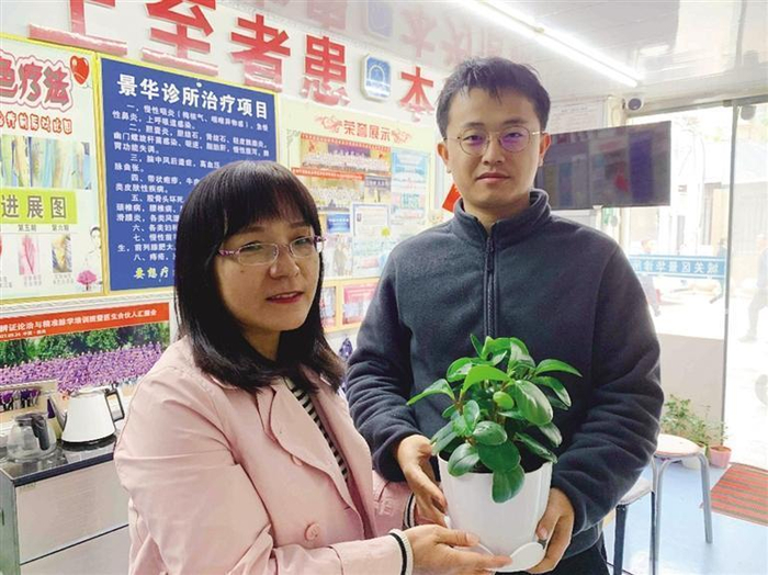     王老师向李东洋表谢意