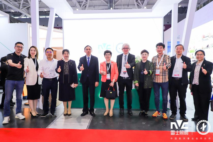 中国照明电器协会理事长何烨女士（中）带队参观雷士照明展位