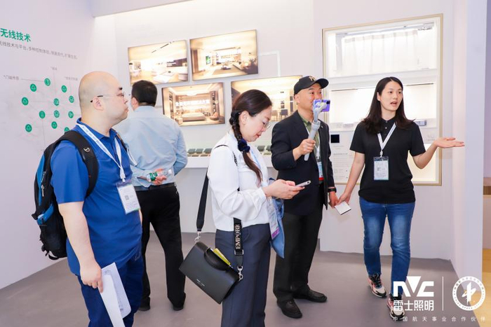 中国之光网主编洪兵在雷士照明展位直播