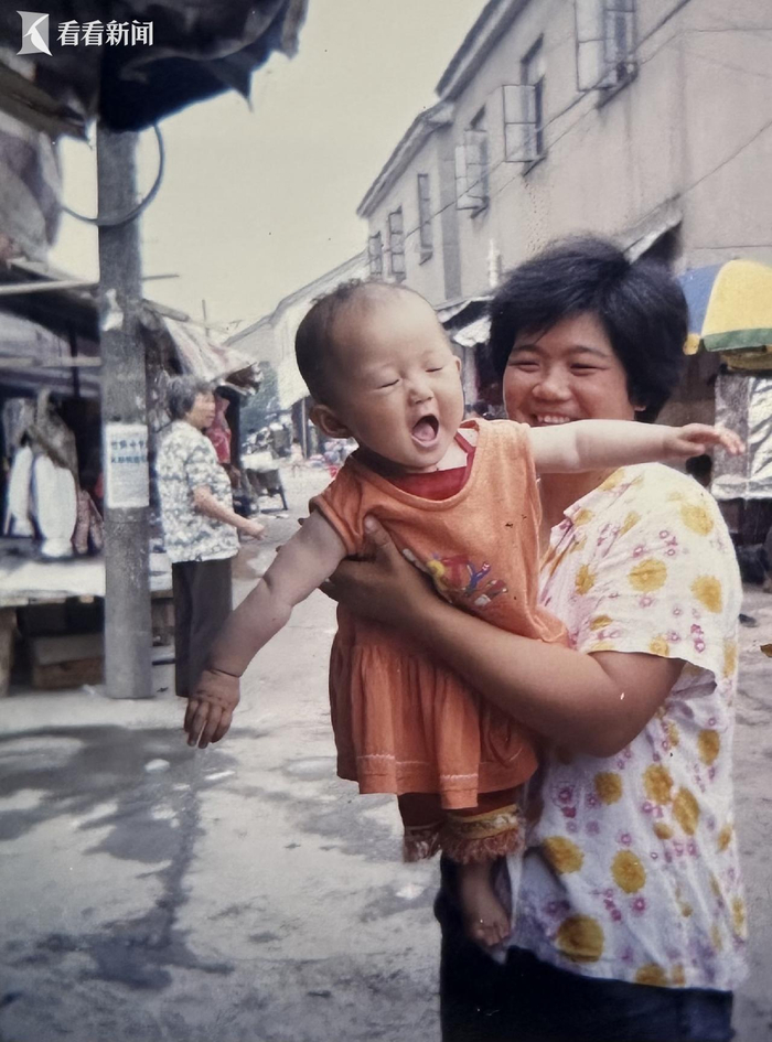 郭依云在昆山地摊前的老照片