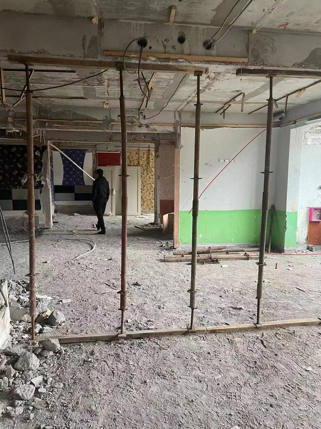 承重墙被砸后，有居民前往涉事楼层看到加固用的铁杆。 图/受访者提供