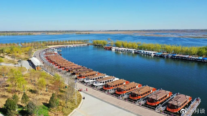 4月7日，白洋淀“水上巴士”项目画舫船在白洋淀旅游码头内停靠 牟宇 / 摄