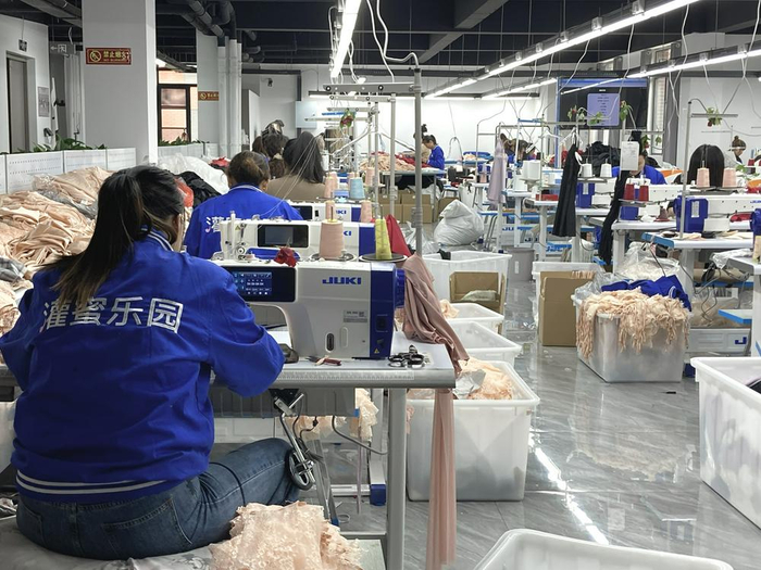 （图为灌蜜乐园示范工厂，财联社记者摄）