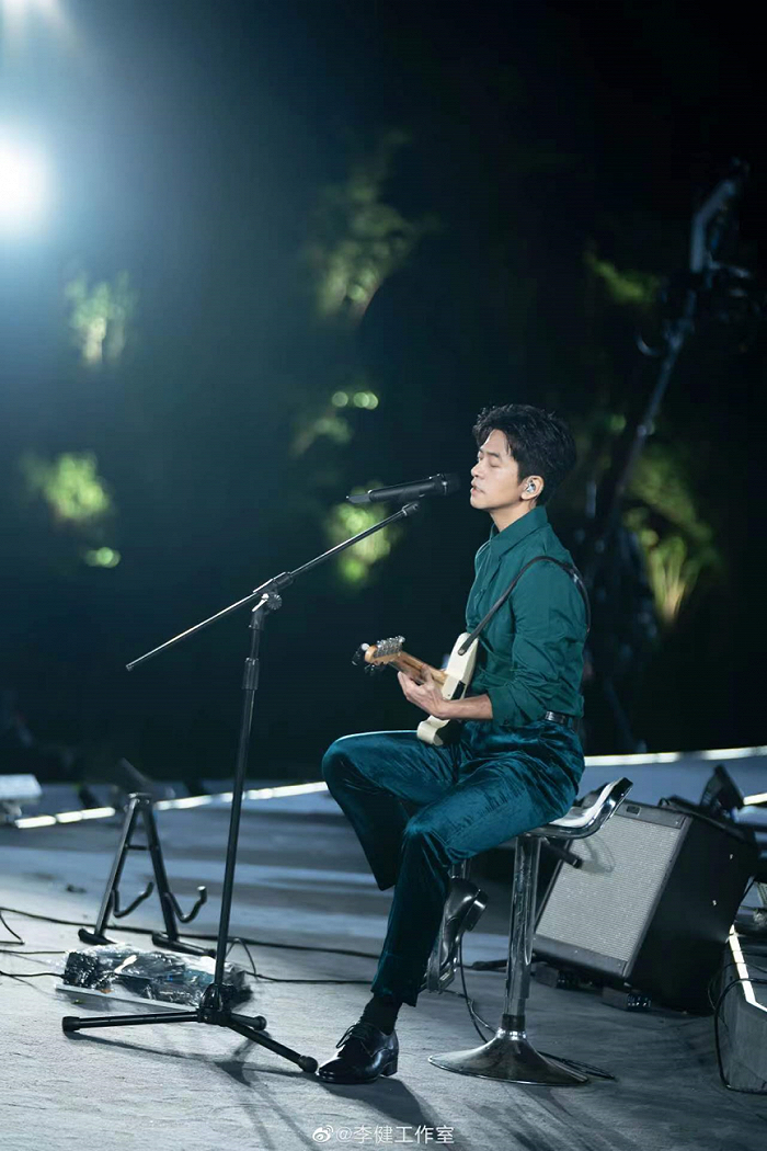 李健线上演唱会图片。图源：微博