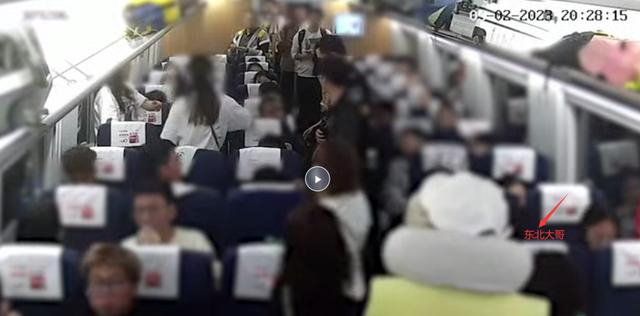 △“东北大哥”在车厢中的位置 （视频截图）