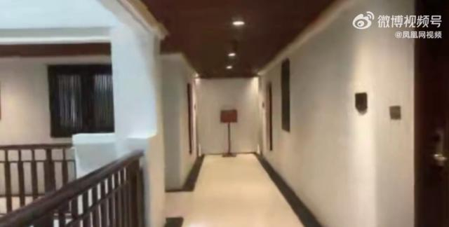 事发酒店内，楼道已被封锁 图片来源：视频截图