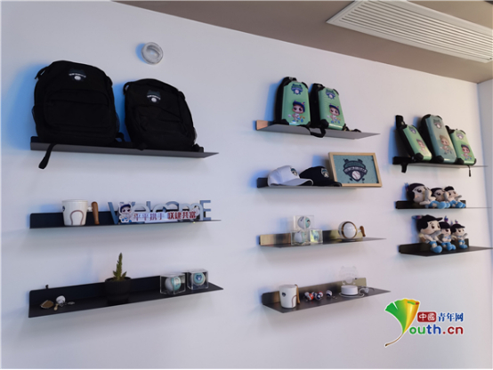 徐家埭村“棒球文化体验馆”中展示的文创产品。中国青年网记者 侯倩倩 摄