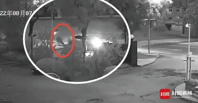 老人被撞倒后，肇事者将其拖至路边（监控截图）