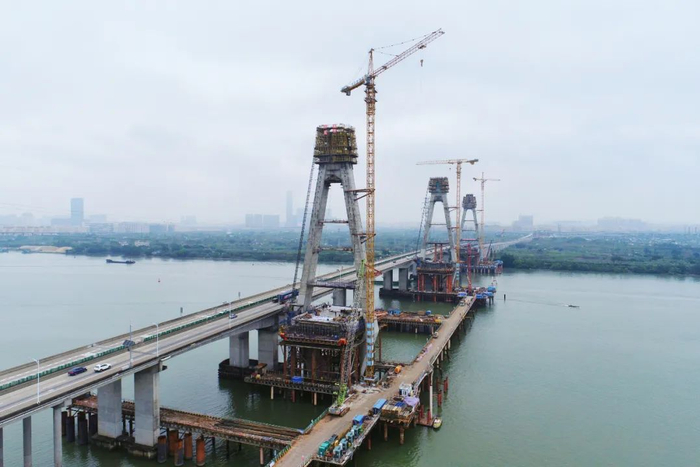 中江高速改扩建项目控制性工程西江特大桥建设现场。施工单位供图