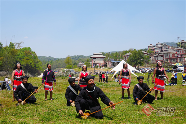 西盟县勐卡镇永俄寨歌舞展演 2023年3月24日 艾嘎 摄