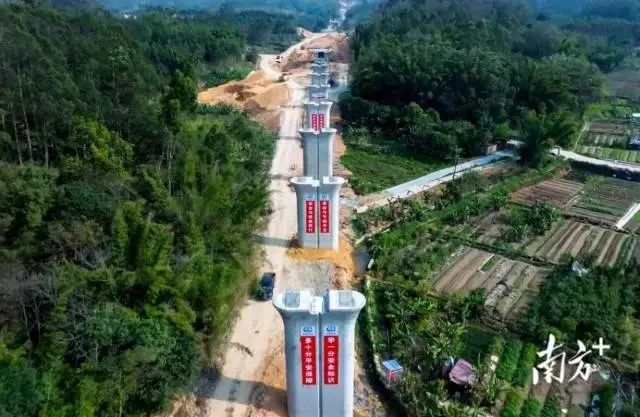 目前，珠肇高铁位于江门鹤山境内的线路建设已全面铺开施工。受访者供图