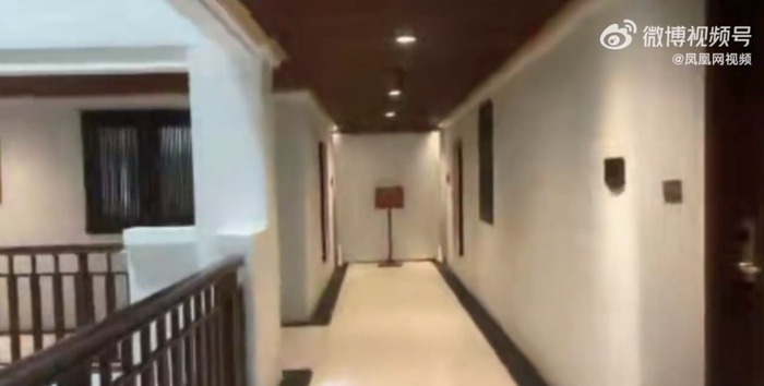 事发酒店内，楼道已被封锁 图片来源：视频截图
