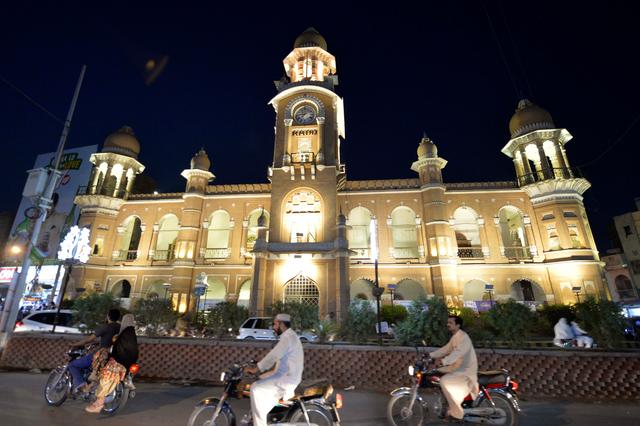 ▲人们在巴基斯坦中部城市木尔坦街头骑行。图/新华社