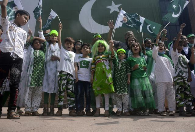 ▲巴基斯坦儿童在第二大城市拉合尔参加独立日庆祝活动。图/新华社