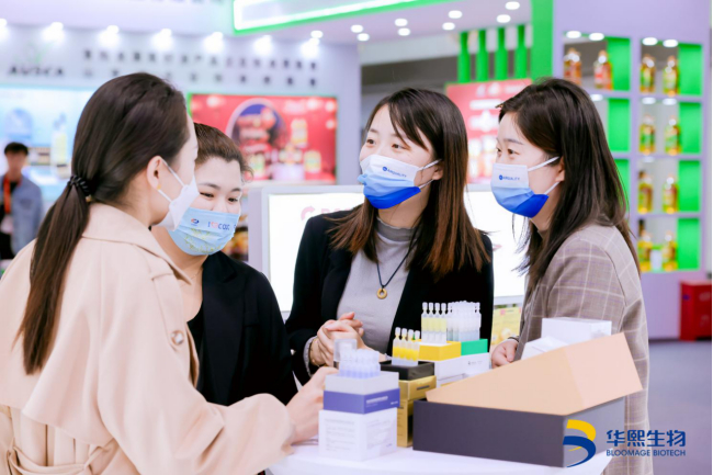 图说-消费者观展和试用产品