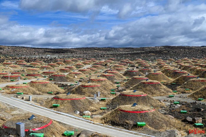 ▲四川省甘孜州稻城县海子山高海拔宇宙线观测站（LHAASO），缪子探测器阵列（红圈土堆）和电磁粒子探测器阵列