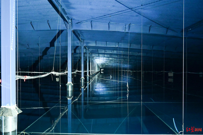 ▲四川省甘孜州稻城县海子山高海拔宇宙线观测站（LHAASO），水切伦科夫望远镜阵列