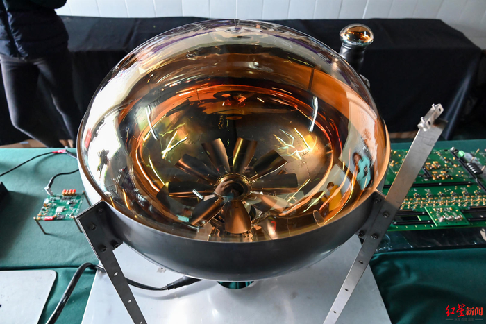 ▲四川省甘孜州稻城县海子山高海拔宇宙线观测站（LHAASO），水切伦科夫望远镜阵列里的光电倍增管