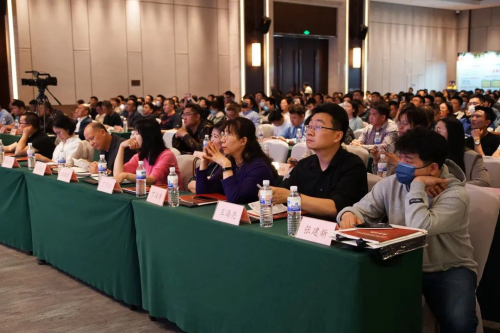 嘉宾们在认真学习会议主题报告