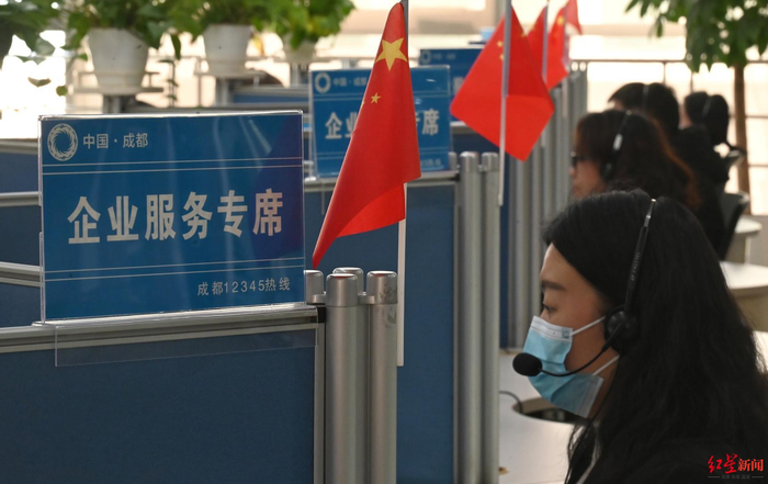 ▲企业服务专席区的工作人员正在接听电话 资料图