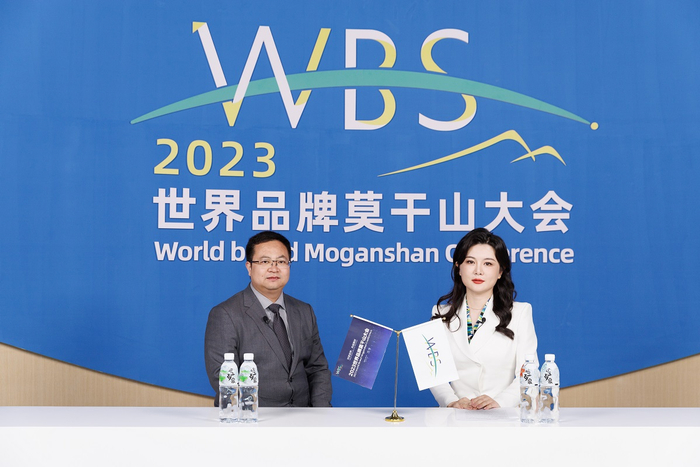 图为鸿之微科技（上海）股份有限公司董事长曹荣根（左）接受新华财经记者专访