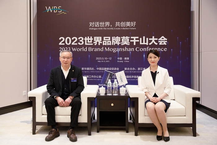 图为欧诗漫控股集团有限公司董事局主席沈志荣（左）接受新华财经记者专访