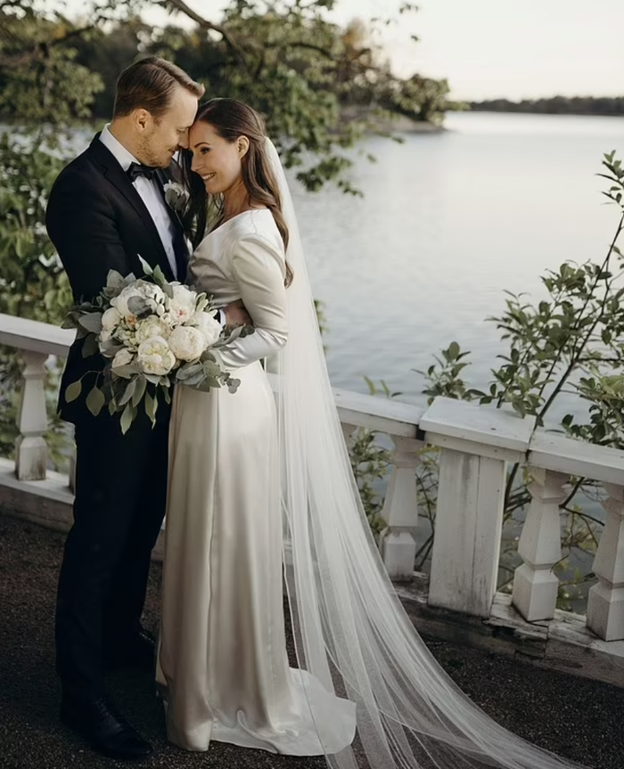 ↑桑娜▪马林与丈夫的结婚照