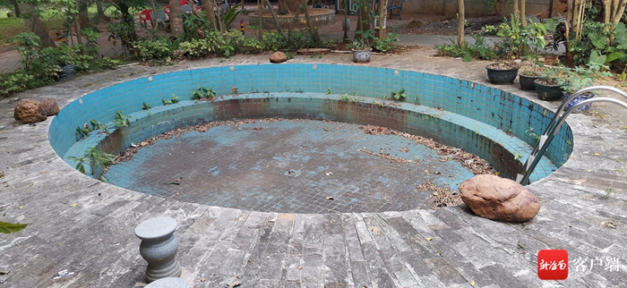 世代雅居南区小号泳池干涸且脏乱