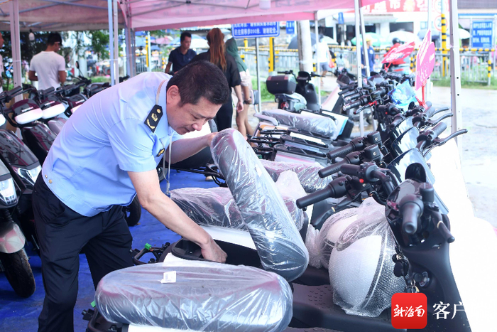 执法人员发现部分涉嫌改装的电动自行车。记者 蒙健 摄