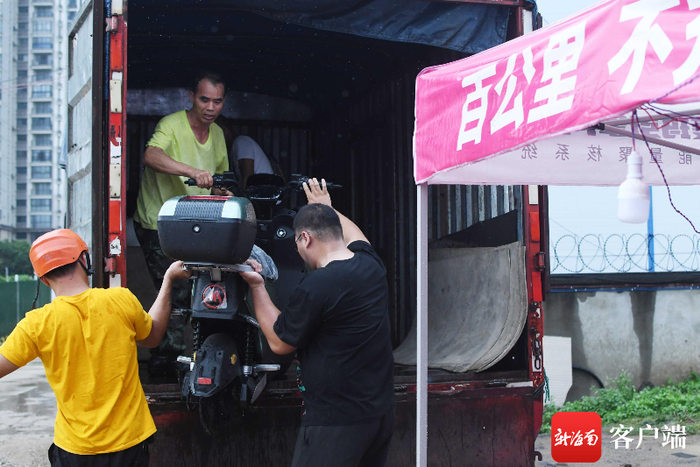 涉嫌改装的电动自行车被予以查扣。记者 蒙健 摄