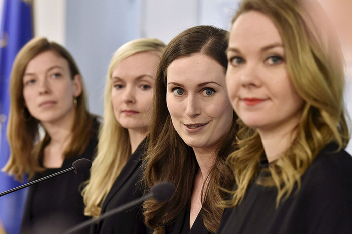 ↑马林（右二）组建的“口红内阁”