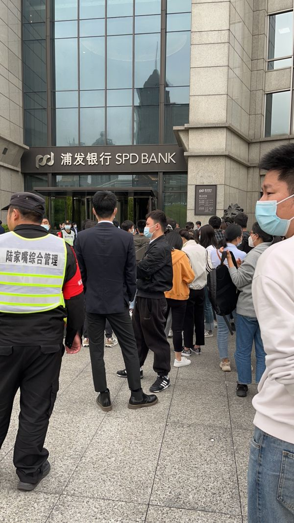 浦发银行员工维权现场。（图片来源：汪青/摄）