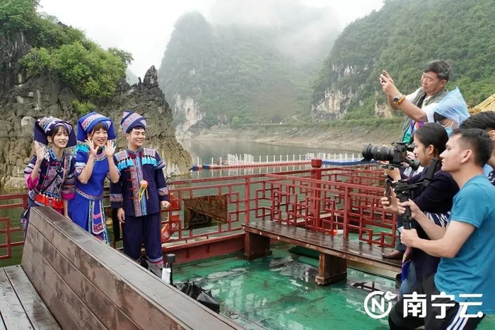 青山绿水激发网络名人的创作热情。