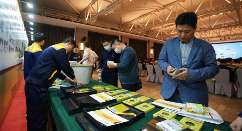 嘉宾们在会议现场展示区体验西牛皮防水产品