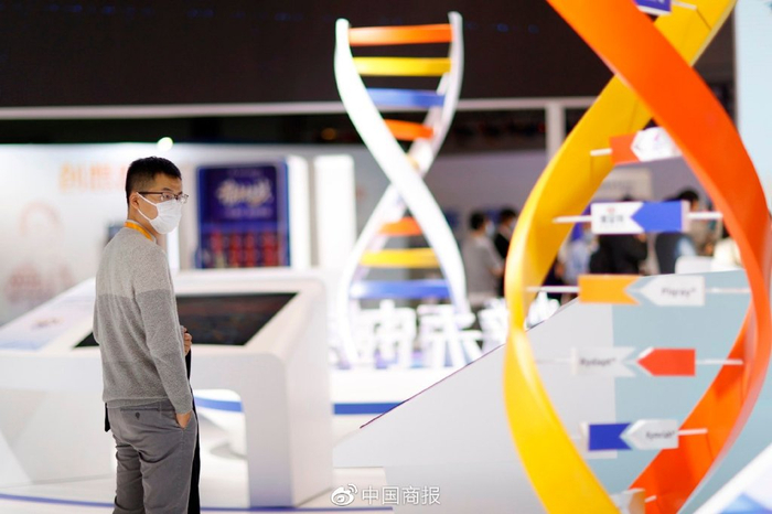 图为参观者在第四届中国国际进口博览会上观看展示的药物。（图片由CNSPHOTO提供）