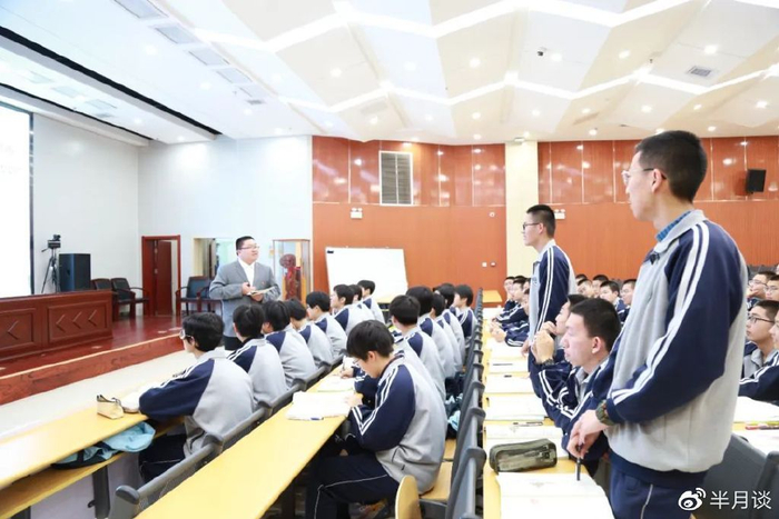 历城二中老师与学生在课堂上互动