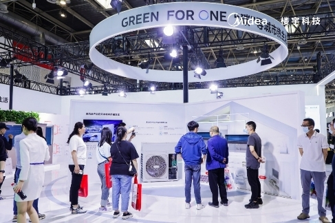 图为:中国国际供热展 美的楼宇科技展区