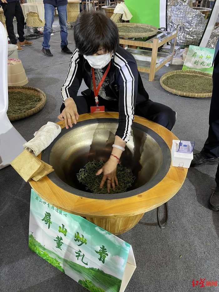 ↑屏山炒青制作现场