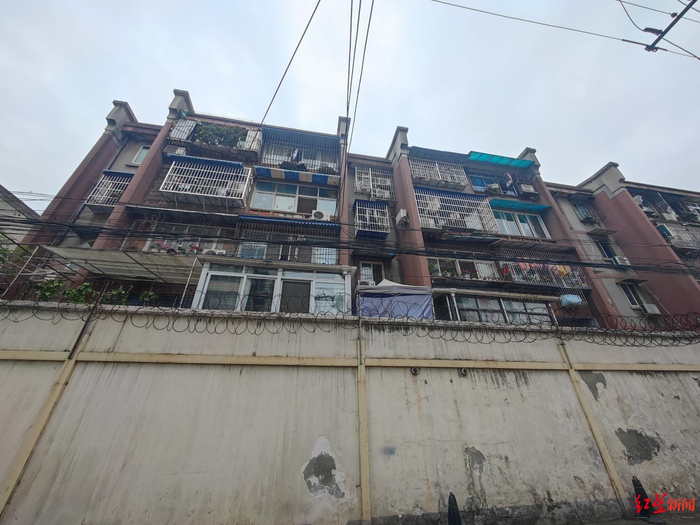 ▲小区增设电梯方案需要破墙施工