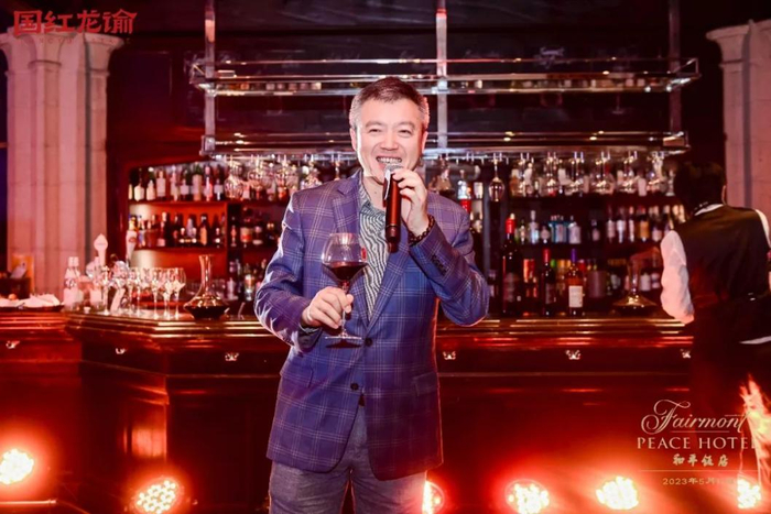 葡萄酒鉴赏家郝利文先生带领贵宾们品鉴龙谕美酒