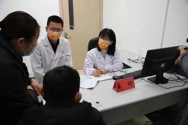 图说：上海市儿童医院儿童保健发育行为科主任医师王瑜接诊多动症儿童