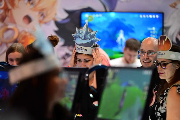 德国科隆国际游戏展上，国外玩家围观《原神》。来源：视觉中国