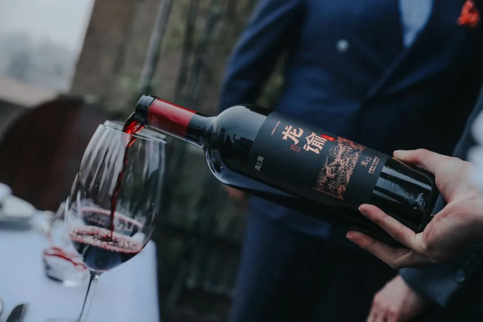 可以预见的是，从和平饭店开始，龙谕所倡导和代表的高品质、高品位葡萄酒生活方式，将在全球不断注入新的内涵。