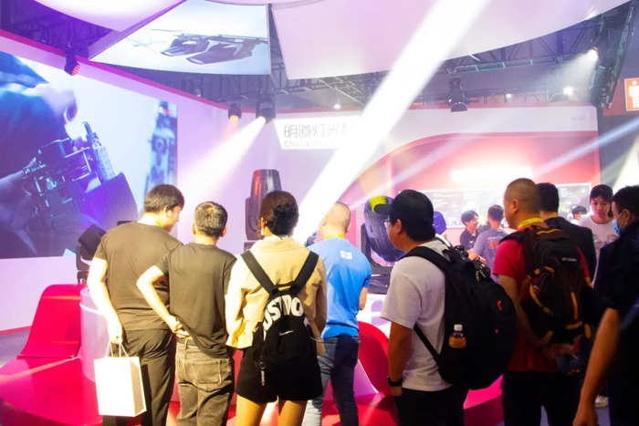 （明道展位现场宾客如云）