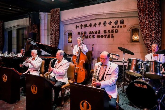 优雅的白衬衫、红领结、背带裤，是这支“世上最老的爵士乐队”标准的演出装束。