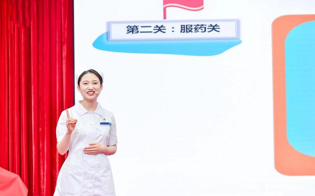 4月26日，北京友谊医院护士丛雪正在科普肠镜前肠道准备的方法。受访者供图