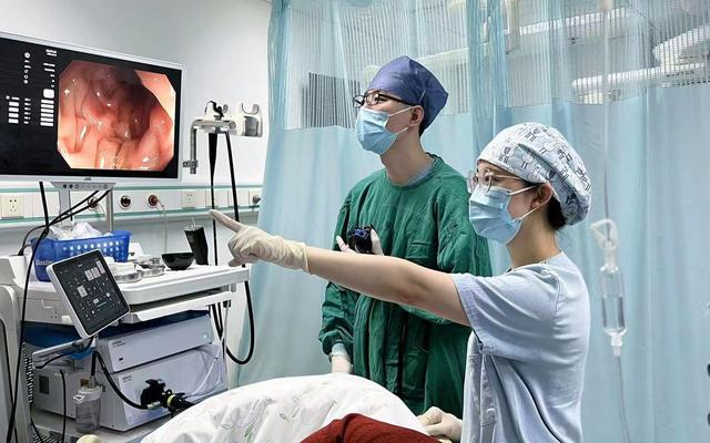 丛雪配合医生给患者做肠道检查。受访者供图