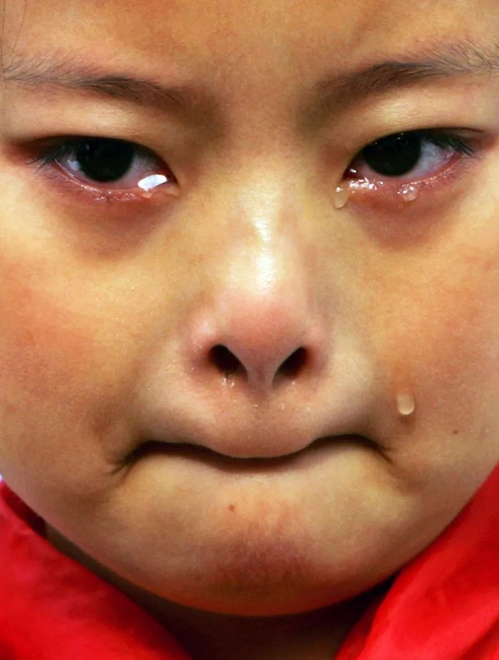 △2008年5月19日 四川成都一位学生眼含热泪，为地震罹难者致哀。